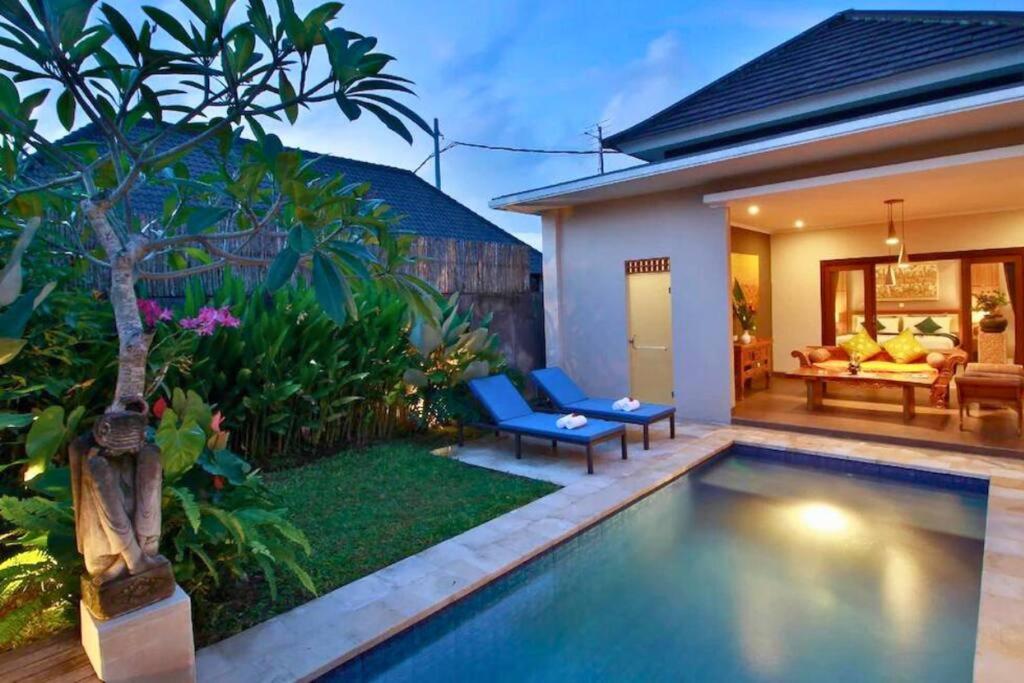 een zwembad in de achtertuin van een villa bij Ubud City 2BR Private Pool Villa in Ubud in Ubud