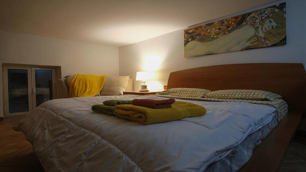 波佐利的住宿－Napoleon，一间卧室配有一张床,上面有两条毛巾