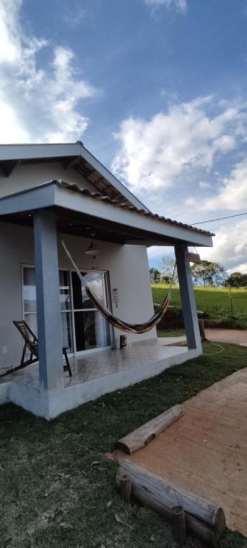 une maison avec un grand tuyau fixé à elle dans l'établissement Estrela da Montanha 2, à Santo Antônio do Pinhal