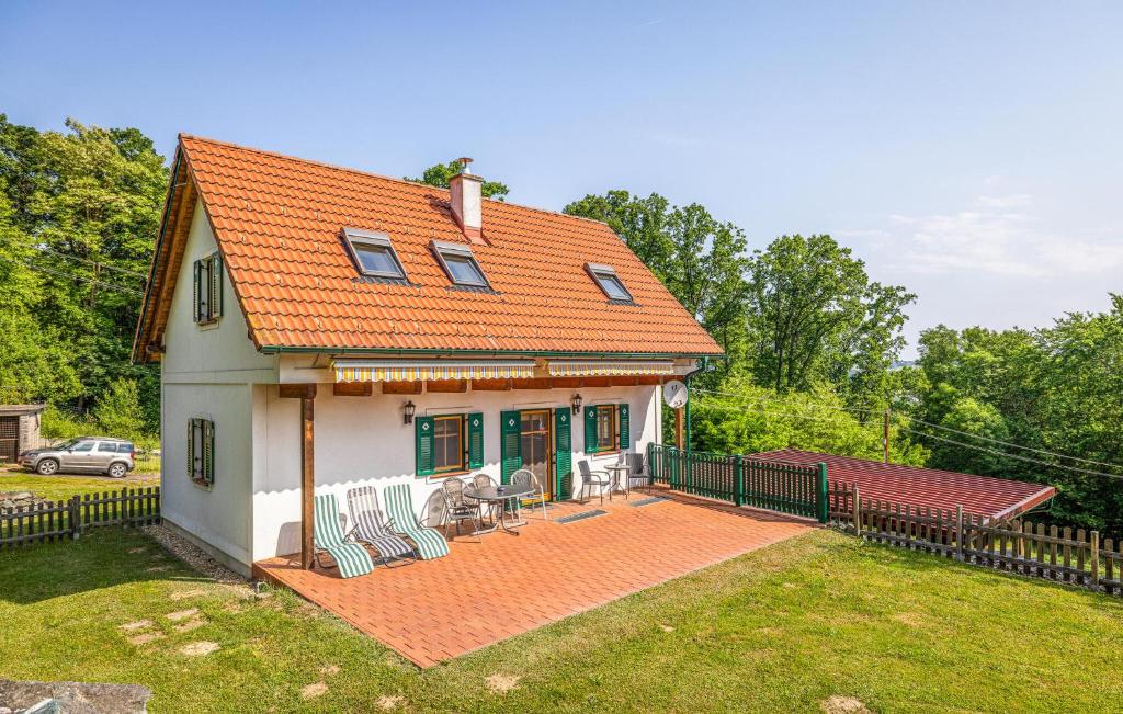 una pequeña casa blanca con techo naranja en Ferienhaus In Guessing, en Güssing