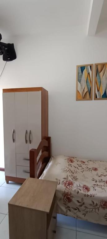 1 dormitorio con cama, mesa y armario en Not for rent anymore, en Salvador