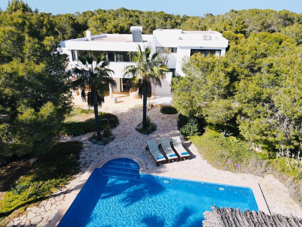 una vista aérea de una villa con piscina en Villa Leonor, en Es Caló