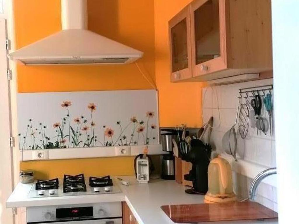 Kuchyň nebo kuchyňský kout v ubytování Gîte cosy en bord de rivière avec jardin, proche village médiéval, idéal famille, animaux acceptés - FR-1-489-247