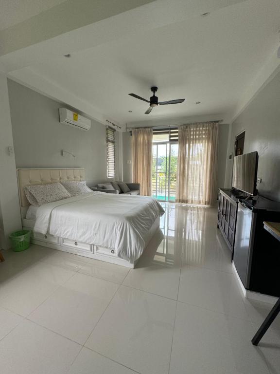 Ένα ή περισσότερα κρεβάτια σε δωμάτιο στο INATO SUITES Rm 1 1 queen bed and a pullout sofa bed