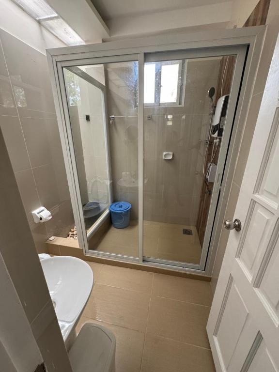 Ένα μπάνιο στο INATO SUITES Rm 1 1 queen bed and a pullout sofa bed