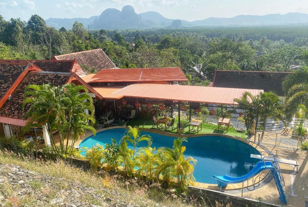 eine Luftansicht eines Hauses mit Pool in der Unterkunft Krabi Villa Phu Khao Private Resort in Klong Muang Beach