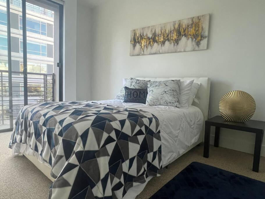 Comfy Central Location, Blue OasisPool, Gym, Furry Pet Friendly