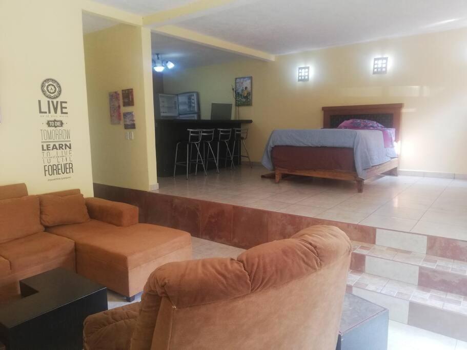 sala de estar con cama y sofá en Suite equipada 2 camas mat, sala y cocina junto a Tec Santa Fe, en Ciudad de México