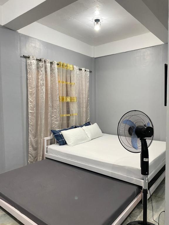 Postel nebo postele na pokoji v ubytování Maicaellas Transient Room