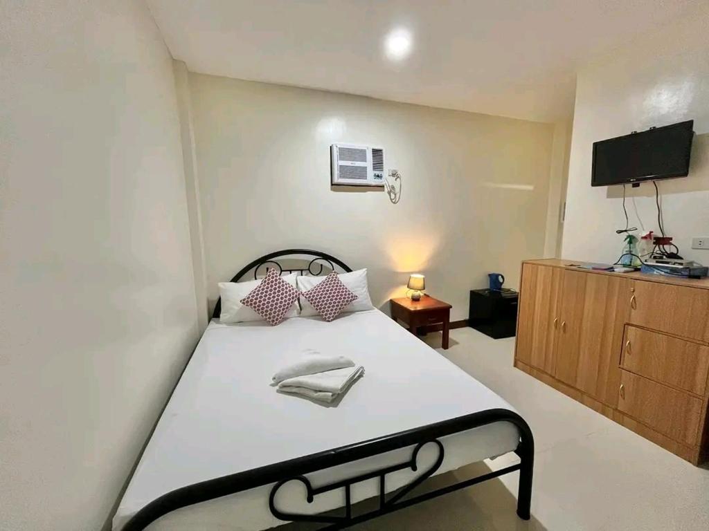 Postel nebo postele na pokoji v ubytování ZAFFIRIAH GUEST HOUSE