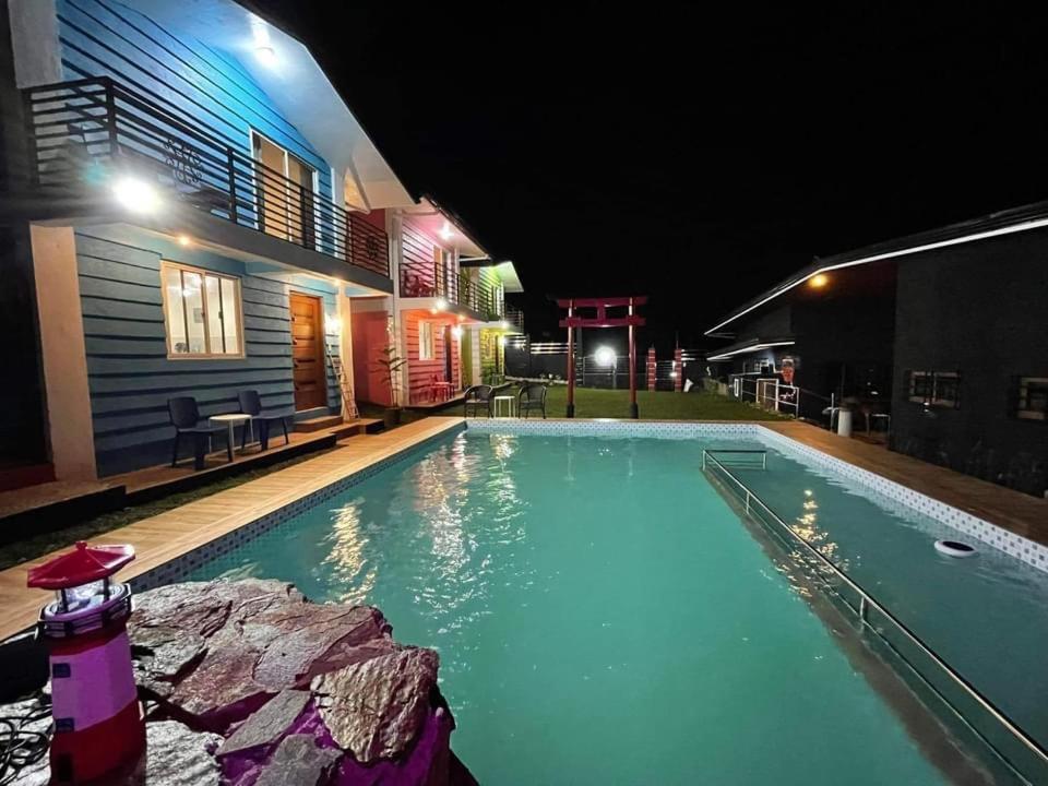una gran piscina por la noche con un edificio en CASA FRIO Private Resort (Alfonso’s cool weather), en Alfonso