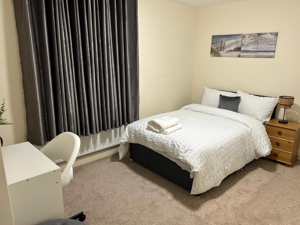 Comfort at its best! في غيلينغهام: غرفة نوم صغيرة بها سرير ونافذة