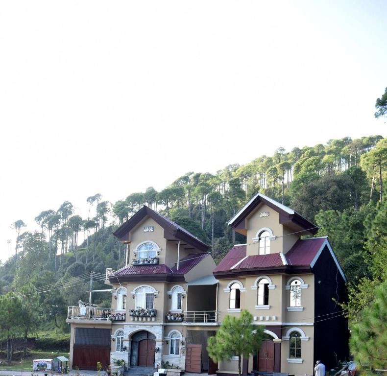 een groot huis met een berg op de achtergrond bij Haji Jalaluddin Villa in Lower Topa