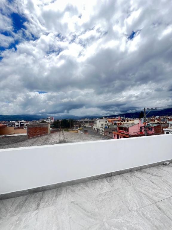 vista sulla città dal tetto di un edificio di Suit Exclusiva y elegante a Riobamba