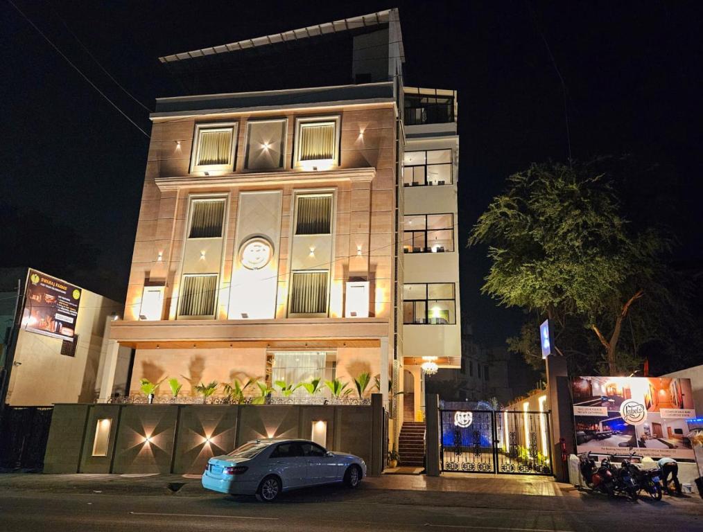un coche aparcado delante de un edificio por la noche en Labels Hotel, en Nagpur