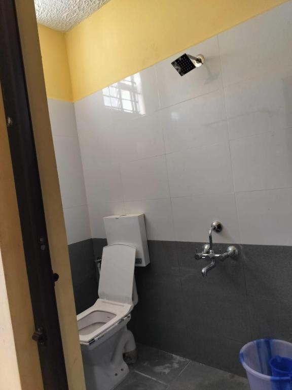 a bathroom with a toilet and a sink at Edward's Home Stay in Sriperumbudur