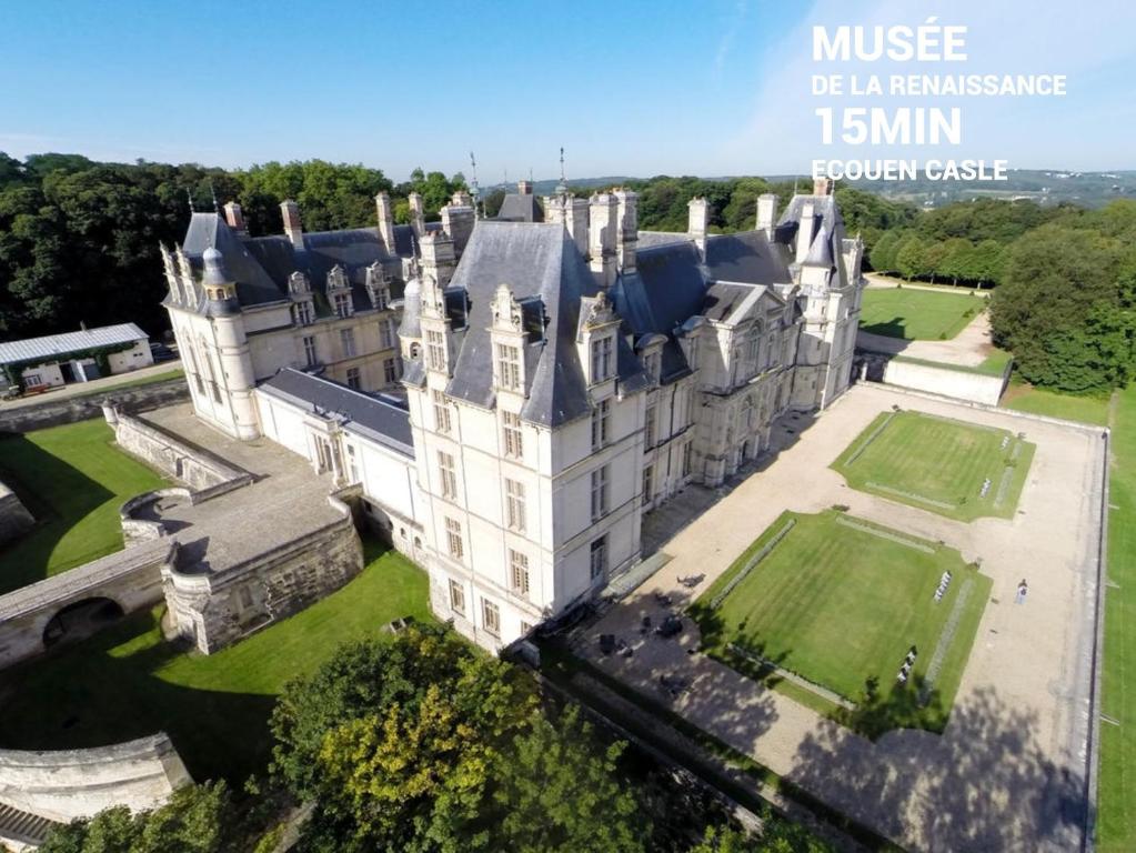 an aerial view of windsor castle at Appartement cosy proche Roissy CDG Astérix DisneyLand Paris in Goussainville