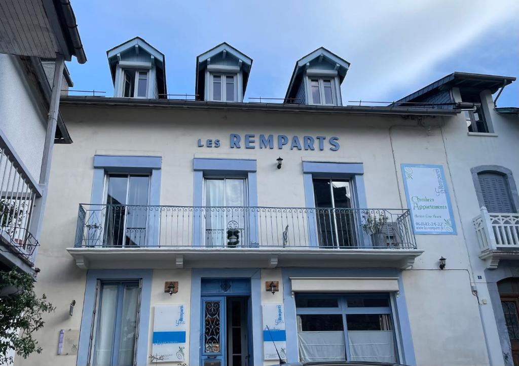 een wit gebouw met de woorden De remparts erop bij Les remparts in Luz-Saint-Sauveur