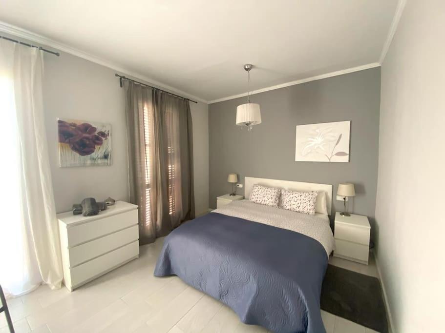 バルセロナにあるBarcelona Family Beachのベッドルーム1室(青い掛け布団付きのベッド1台付)