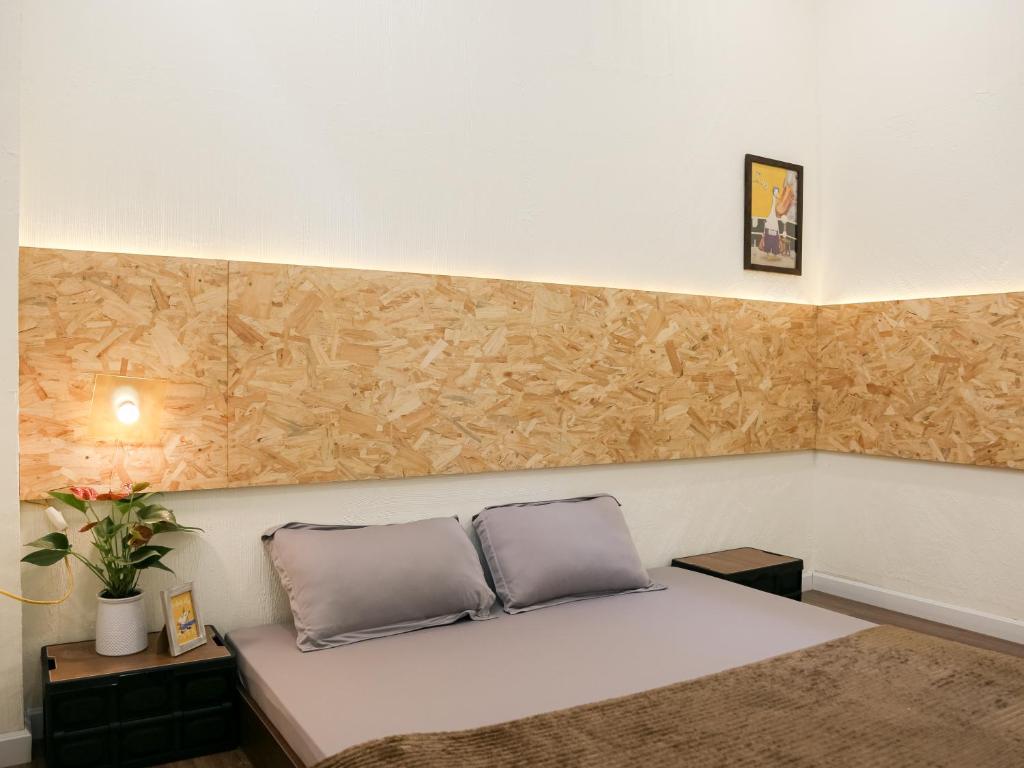 1 cama con 2 almohadas en una habitación en Vit-xiem Room - Double room - Duck Homestay Ben Tre, en Ấp Phú Lợi