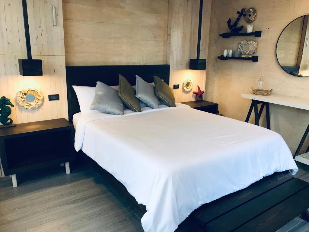 ein Schlafzimmer mit einem großen weißen Bett mit Kissen in der Unterkunft The LivingSpace Villa in Camotes Islands