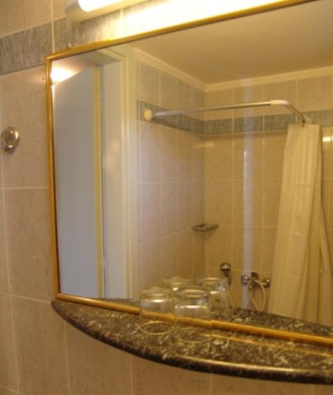 Koupelna v ubytování Theonia Hotel