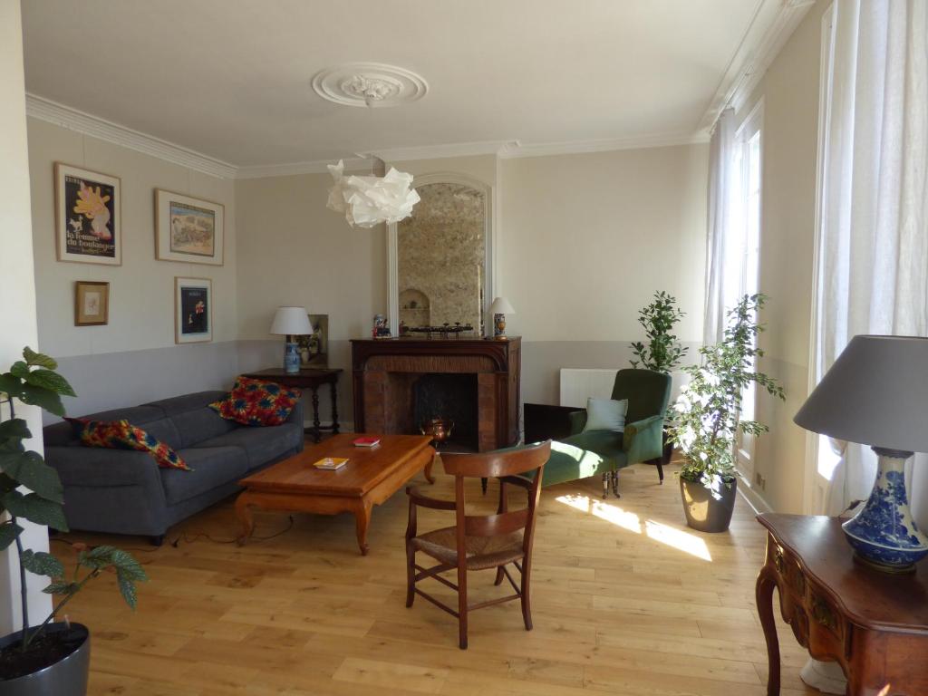 a living room with a couch and a table at Roussy Nîmes Romaine in Nîmes