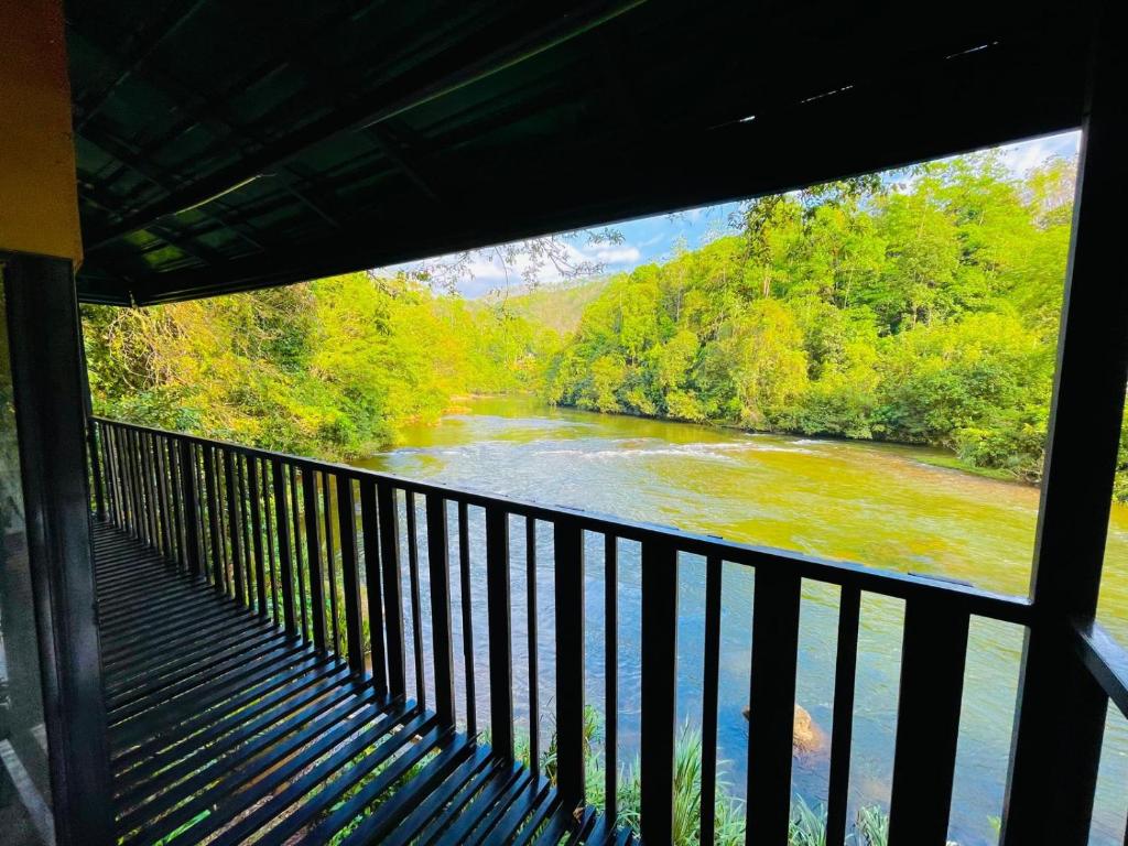 een uitzicht op een rivier vanaf een brug bij The Magical Tree House in Yatiyantota