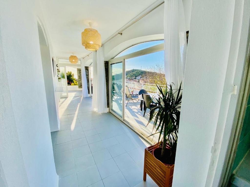 Villa Montalbo vue mer de 2 à 10 personnes tesisinde bir balkon veya teras