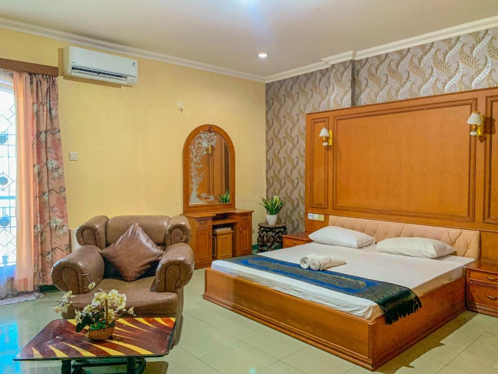 una camera con letto e sedia di Rumah palala a Kampungdurian