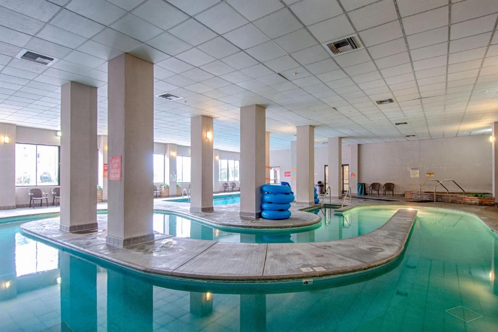 uma piscina com um escorrega azul num edifício em Park Tower Inn em Pigeon Forge