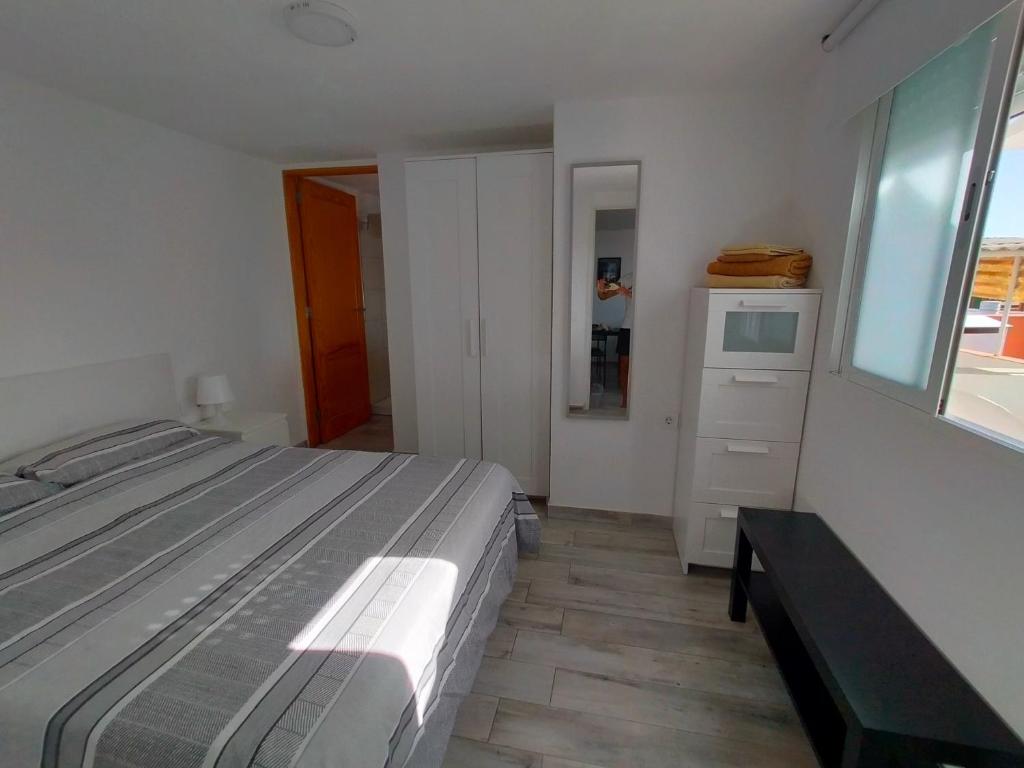 a bedroom with a large bed and a window at Tinerfe El Grande in Las Lagunas