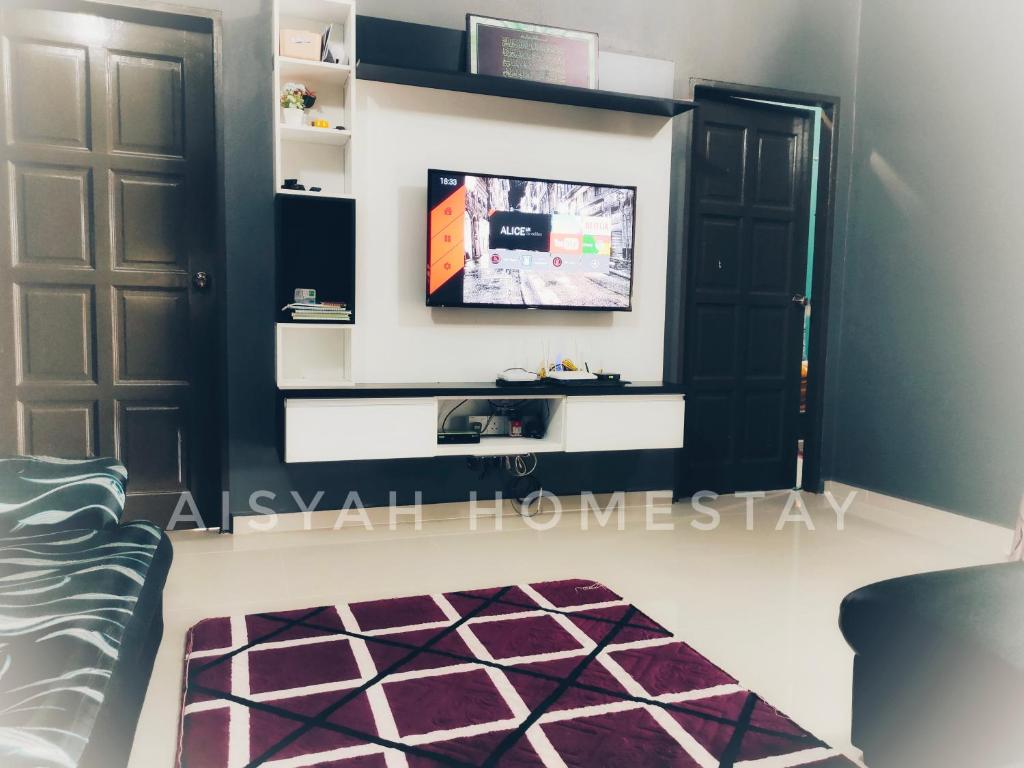 TV in/ali zabaviščno središče v nastanitvi Aisyah Homestay