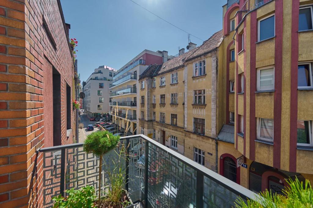 una vista da un balcone di alcuni edifici di Rydygiera14 a Breslavia