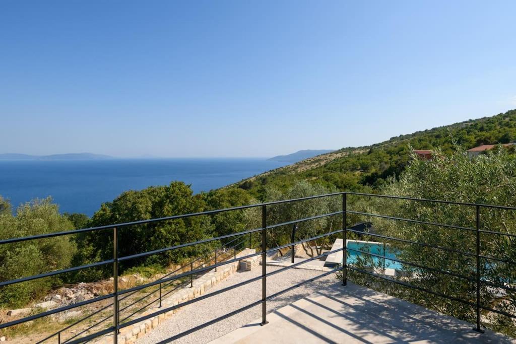 balkon z widokiem na ocean w obiekcie Casa Anonima w mieście Labin