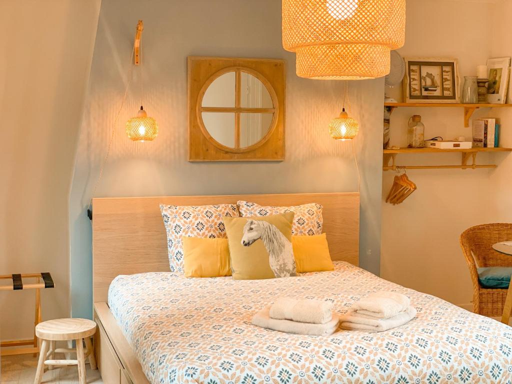 um quarto com uma cama e uma almofada para cavalos em Clementines House Honfleur em Honfleur