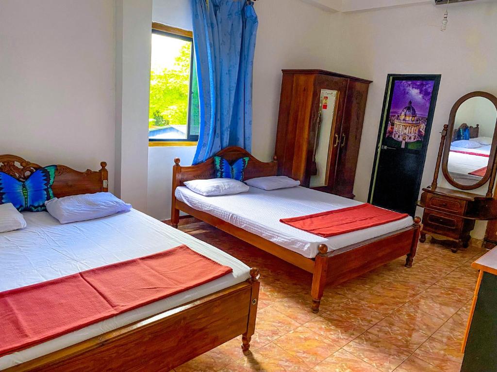 Geesh Residence : Rooms in Jaffna - Chambre Quadruple Avec Salle De Bain Privée