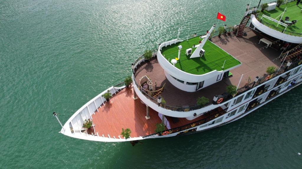 uma vista aérea de um navio de cruzeiro na água em Aquamarine Premium Cruise em Ha Long