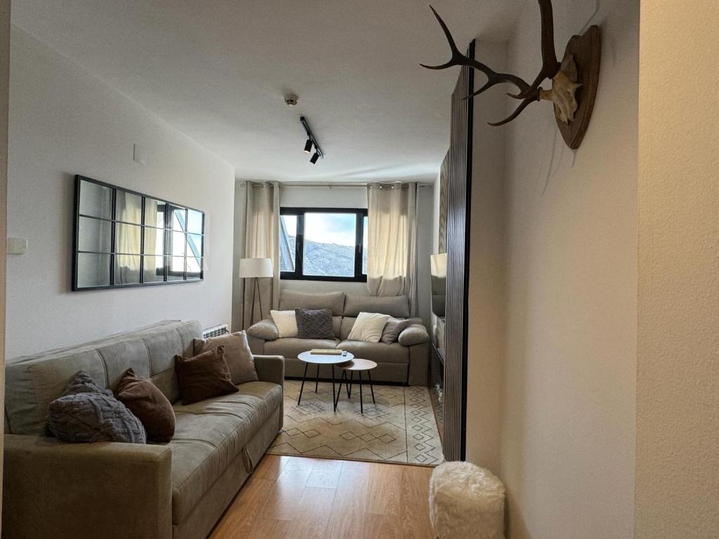 sala de estar con sofá y mesa en Apartamento Nordico Monte Oiz, en Sierra Nevada