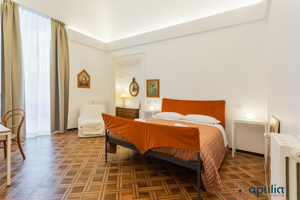 een slaapkamer met een bed, een tafel en een stoel bij Dimora Abate Gimma by Apulia Accommodation in Bari