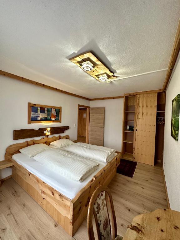 ein Schlafzimmer mit einem Holzbett in einem Zimmer in der Unterkunft Gasthof zum Löwen in Aschau