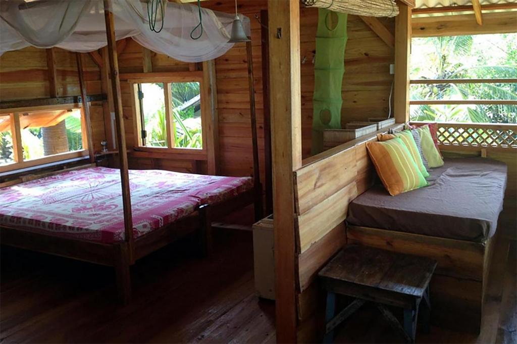 Postel nebo postele na pokoji v ubytování Breezy Beach Cabanas