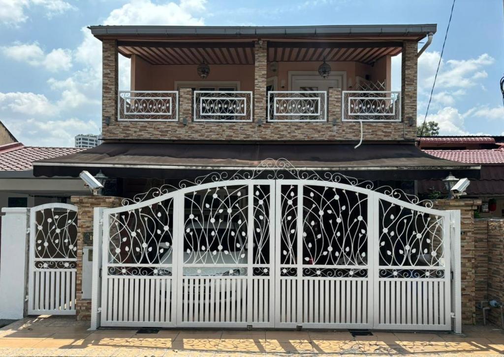 une maison avec une porte blanche devant elle dans l'établissement Central KL - Bangsar, à Kuala Lumpur