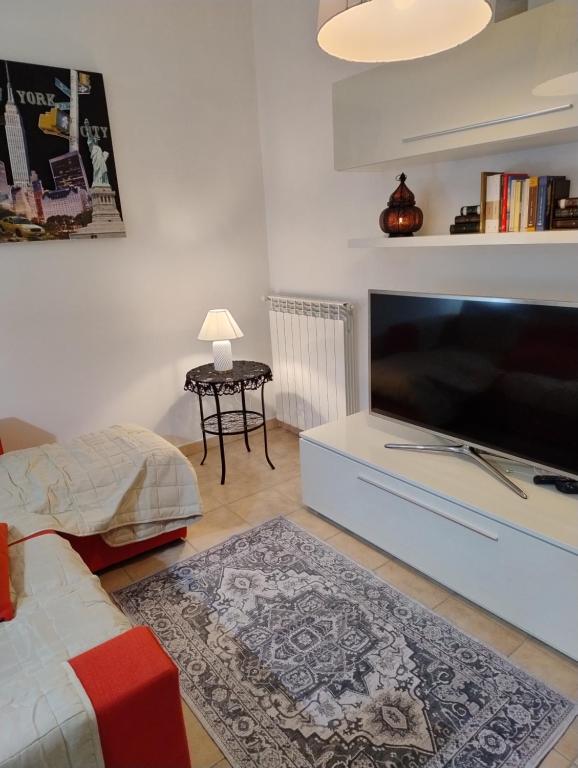 Conchiglia Magica Albiano Magra في Albiano: غرفة معيشة مع تلفزيون بشاشة مسطحة كبيرة