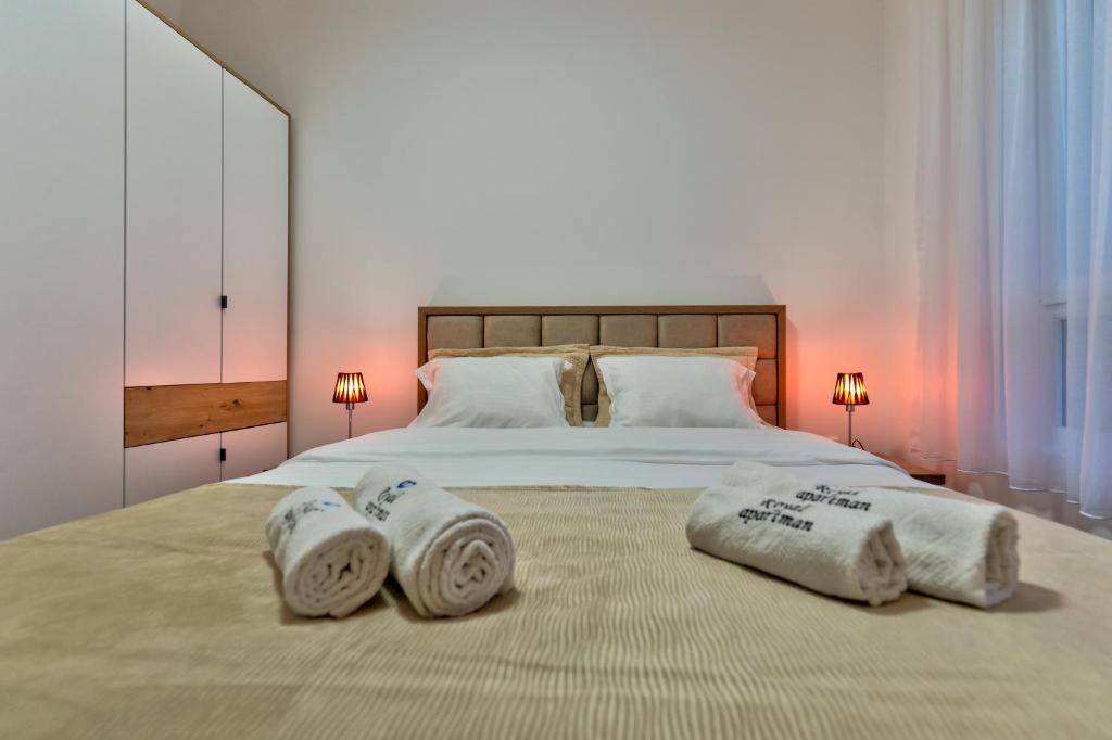 ein Bett mit zwei Handtüchern darüber in der Unterkunft Royal Apartman in Čačak