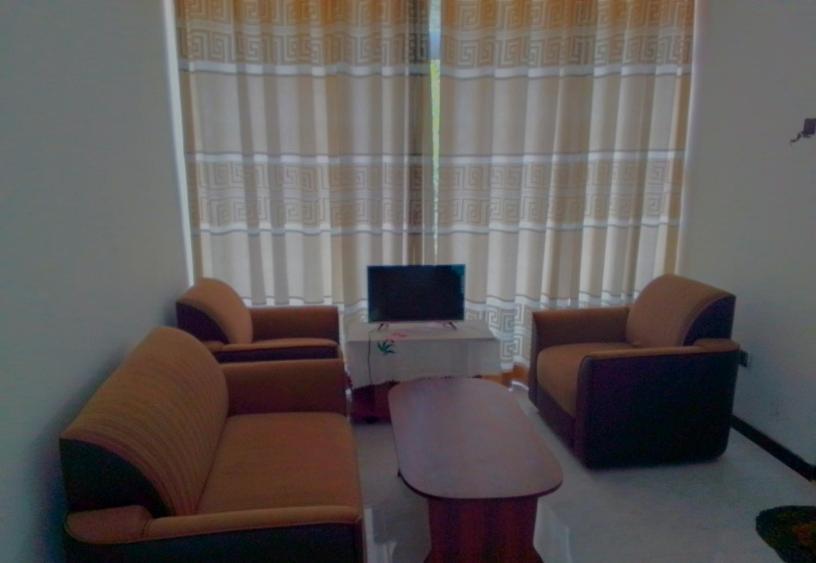 medahena في تانجالي: غرفة معيشة مع كرسيين وجهاز كمبيوتر محمول
