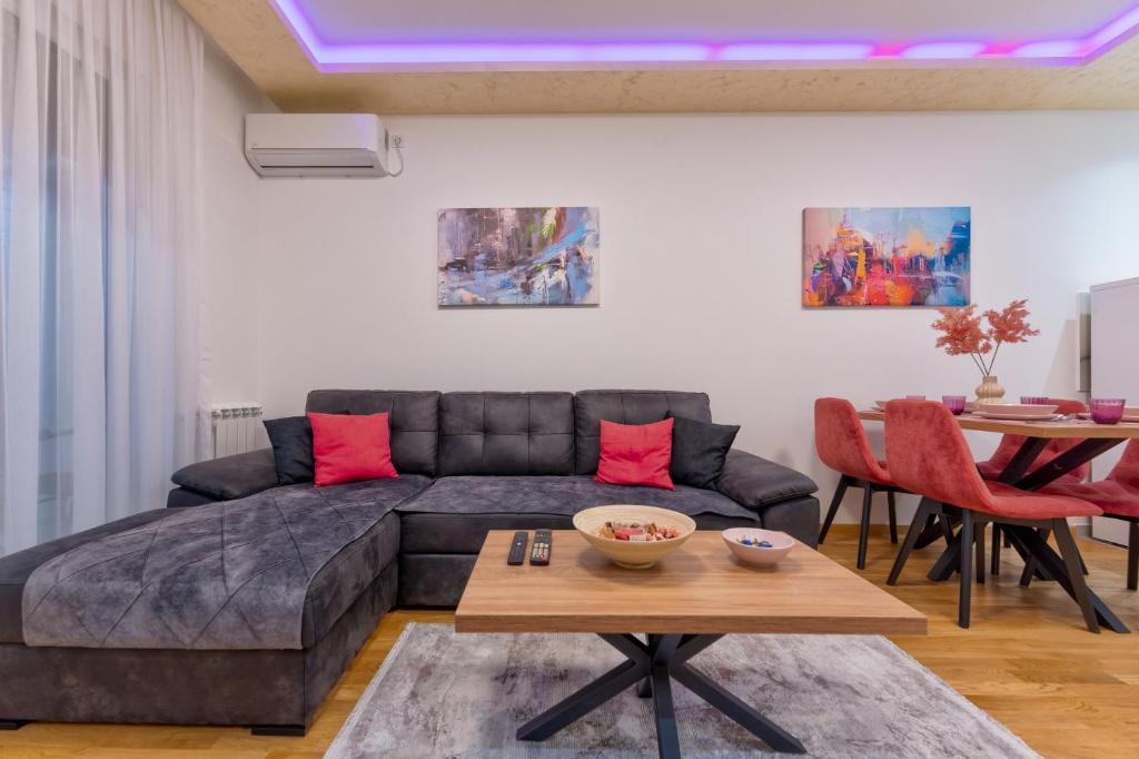 Ein Sitzbereich in der Unterkunft Royal Apartman