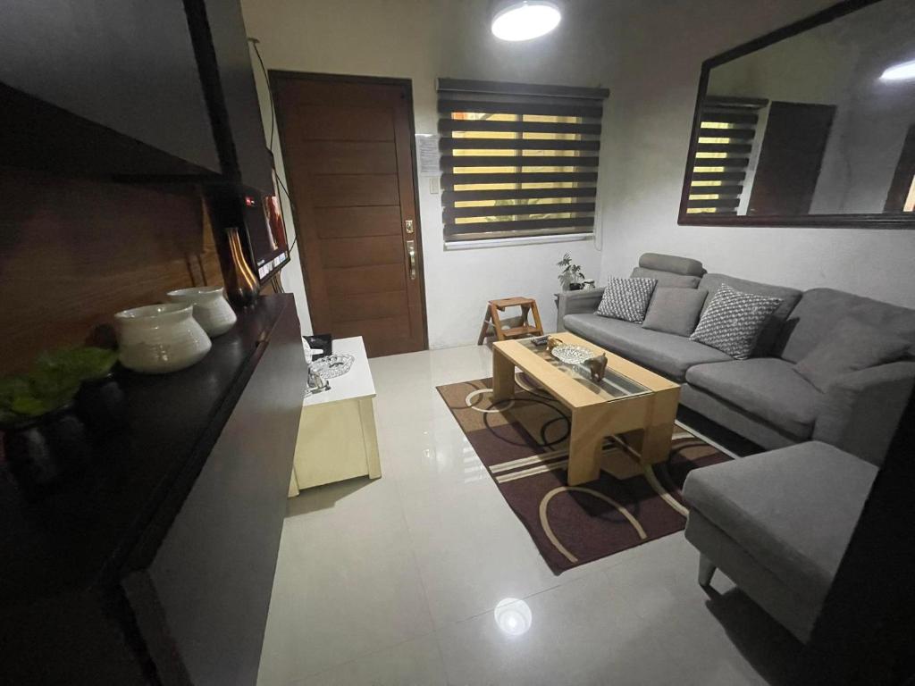uma sala de estar com um sofá e uma mesa em Apartment 2 in Bacolor near San Fernando em Bacolor