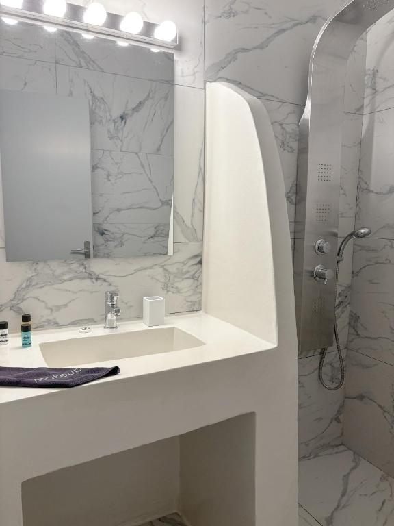 Amperian Mykonos Suites & Villas - 16