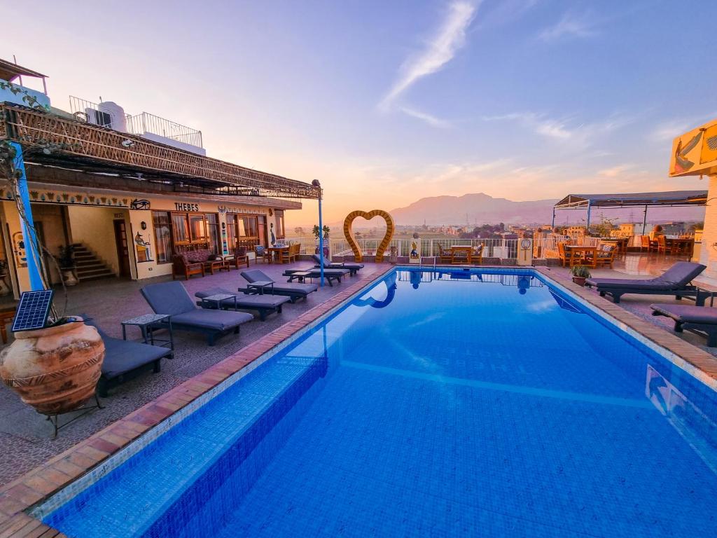 Bazén v ubytování Thebes Hotel nebo v jeho okolí